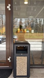 Coș de gunoi urban cu scrumieră SMASH LM, multicolor, anti-vandalism, 150L - imagine 24