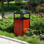 UrbanShield 152 – Coș de gunoi exterior premium, design lemn, cuvă galvanizată + scrumieră integrată - 152L - imagine 2