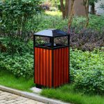UrbanShield 152 – Coș de gunoi exterior premium, design lemn, cuvă galvanizată + scrumieră integrată - 152L - imagine 3