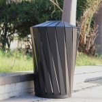 Coș stradal ECLIPS 105 din oțel galvanizat cu acoperire prin vopsire în câmp electrostatic – capacitate 105L, culoare neagră, 62 x 91 CM - imagine 4