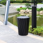 Coș stradal ECLIPS 105 din oțel galvanizat cu acoperire prin vopsire în câmp electrostatic – capacitate 105L, culoare neagră, 62 x 91 CM - imagine 3