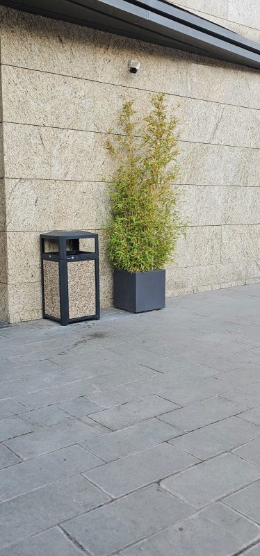 Coș de gunoi urban cu scrumieră SMASH LM, multicolor, anti-vandalism, 150L - imagine 23