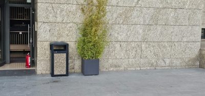 Coș de gunoi urban cu scrumieră SMASH LM, multicolor, anti-vandalism, 150L - imagine 25