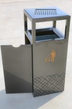 Coș de gunoi cu scrumieră BRAVIO 123, gri carbon, anti-vandalism, 80L - imagine 3