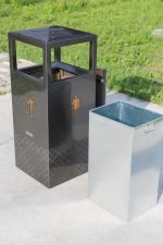 Coș de gunoi cu scrumieră BRAVIO 123, gri carbon, anti-vandalism, 80L - imagine 8