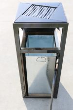 Coș de gunoi cu scrumieră BRAVIO 123, gri carbon, anti-vandalism, 80L - imagine 9
